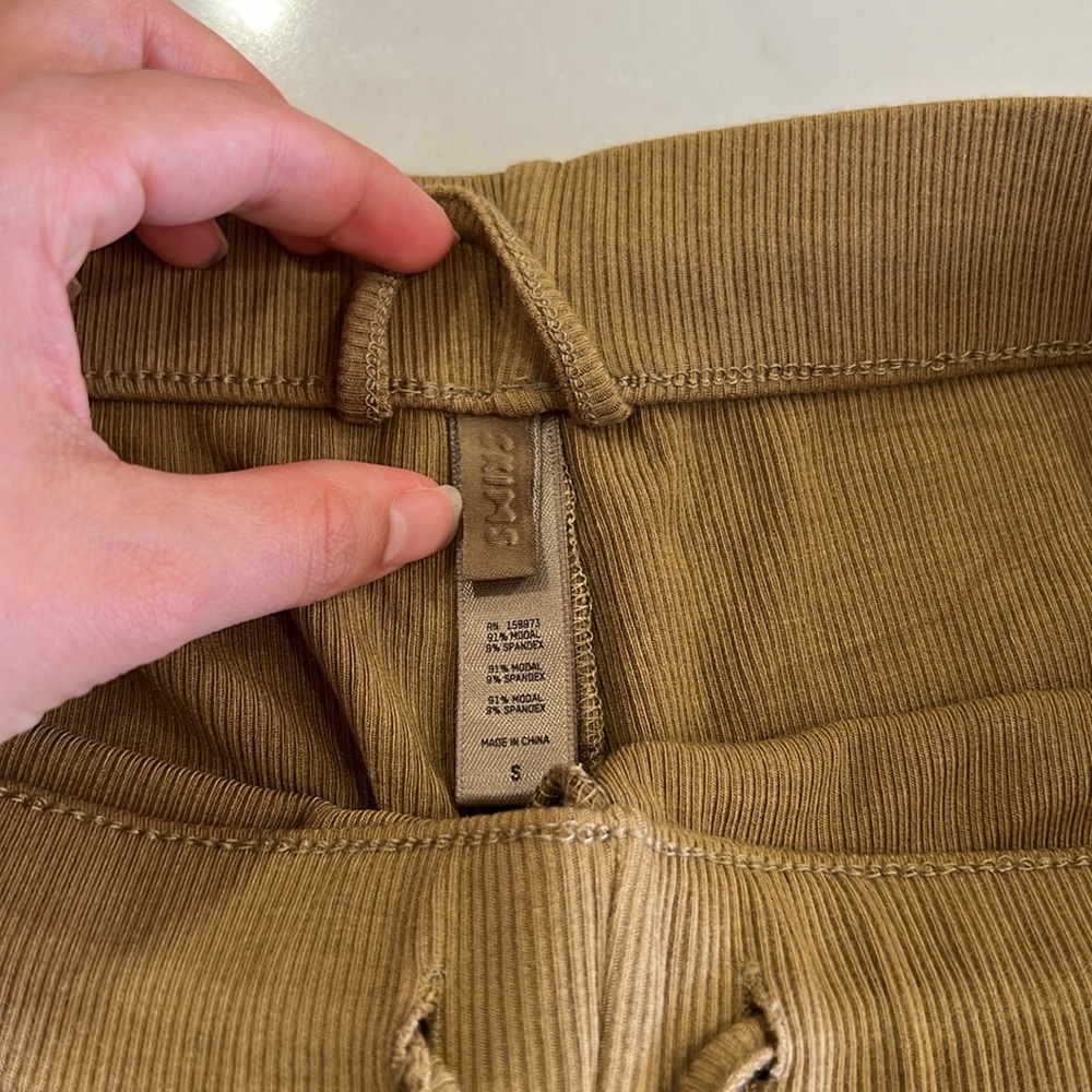 SKIMS Ribbed Lounge Set - Picture 12 of 13